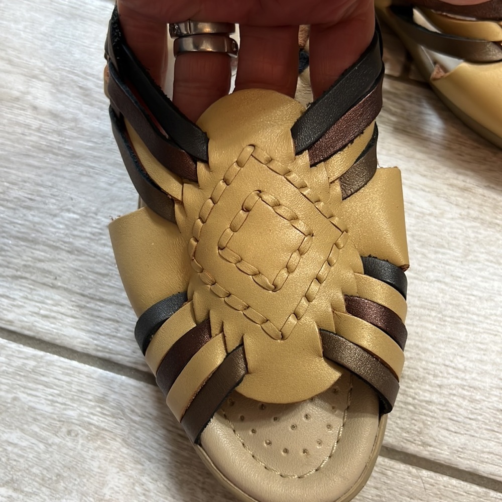 Softspots Aztec Pattern Sandals-7.5M - Picture 9 of 9